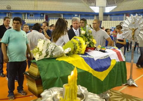 Comoção e dor em velório de atleta morto em acidente